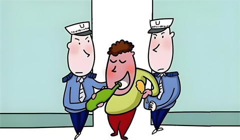 一辅警被一醉酒男子击打受伤倒地