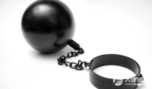 故意持刀伤人造成轻伤怎么赔付?