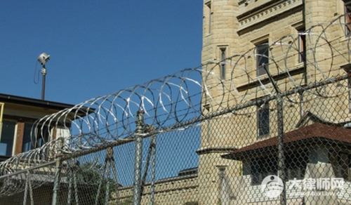 打架伤人自首会判多久?