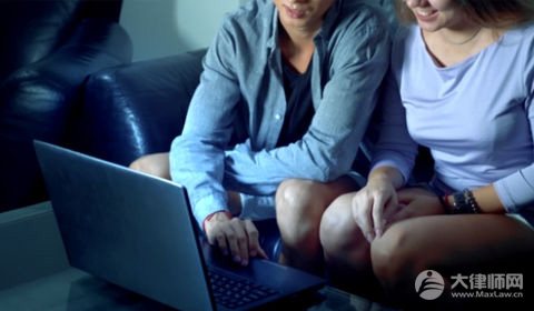 有家庭的两人住一起算非法同居吗?