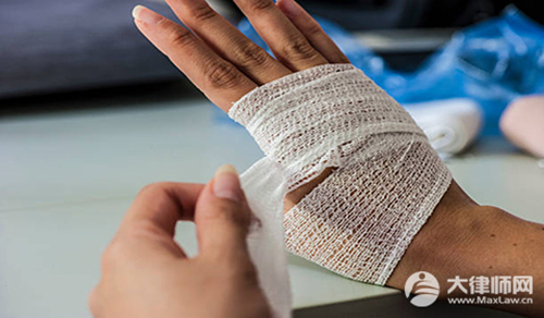 2024年上班途中出车祸怎么认定工伤？