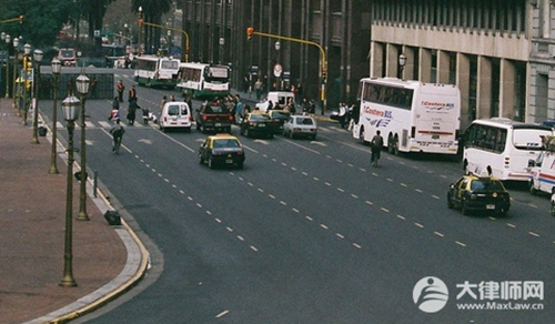 2025年最新交规闯红灯扣几分罚多少钱？