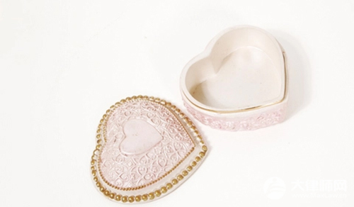 2025彩礼是订婚给还是结婚给?