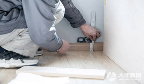 以年龄大为由辞退，可以要求工资补偿吗?