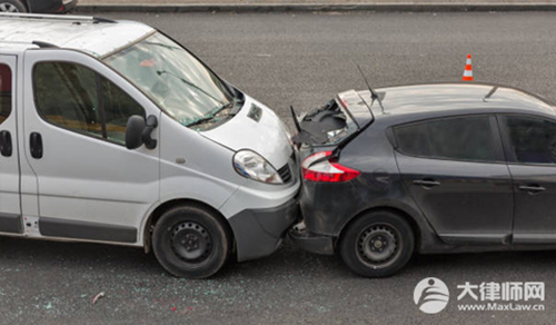 闯红灯时出车祸了保险公司赔吗?