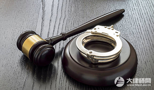 老人顺手牵羊偷走学生自行车会受到什么处罚？