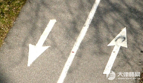 道路塌陷导致人员死亡找谁赔偿？