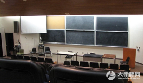 女子蹦极应工作人员意外导致受伤可以要求赔偿吗？