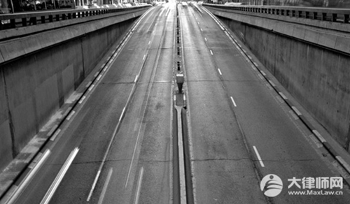 2025机动车在高速路上低速行驶如何处罚?