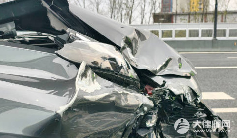 撞死闯红灯的人要负刑事责任吗