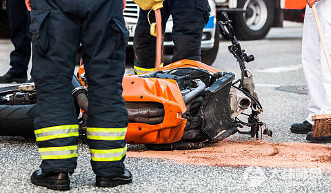 75岁老人开车撞人会被处罚吗？