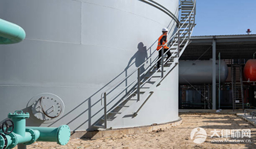 劳动法旷工一天扣多少工资？