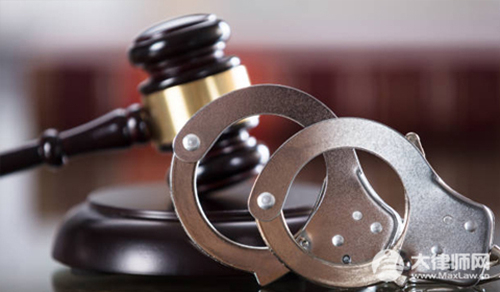 公职人员违规吃喝会受到什么处罚？