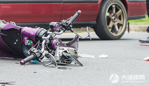 三轮车横穿马路被撞责任划分?