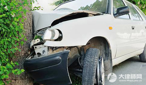 女司机冲室撞柱需承担哪些责任?