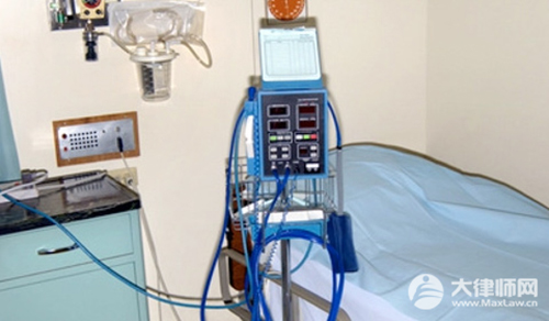 男子未系绳攀岩险坠落责任由谁承担？