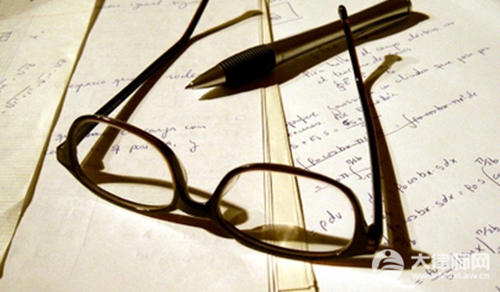 53岁超市老板制服持刀伤人男子属于正当防卫吗?