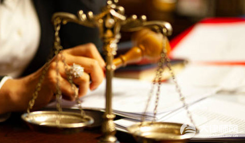 男子租冥币厂印假美金能过验钞机,伪造美金构成什么犯罪？