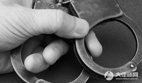 男子造黄谣致女子抑郁被判赔20万有什么法律依据？