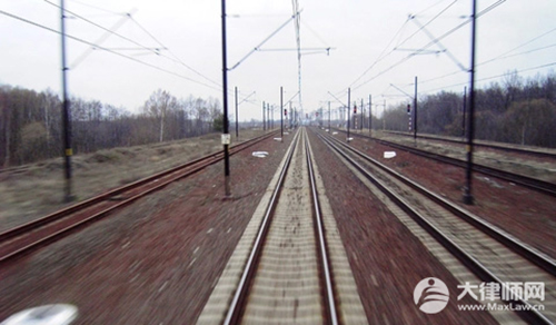 列车停滞乘客破窗透气被民警带走会受到什么处罚?