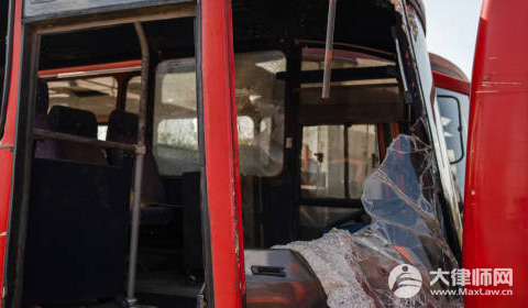 急刹车致乘客九级伤残责任该如何认定？