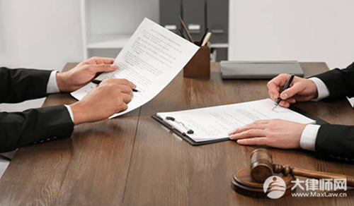 高二学生快递站扛货4小时被辞,黑中介不给工资违法吗？