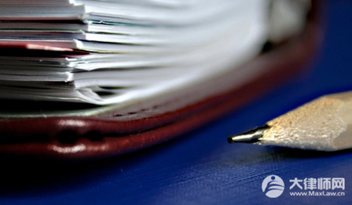 男子面里吃出蟑螂凌晨不适就医,商家需要承担什么责任？