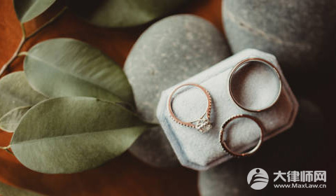 女子殴打第三者被拘后遭起诉索赔,要赔多少钱?