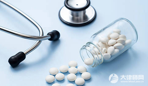 小学生实验课上被烧伤百万治疗费谁负责？