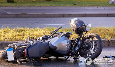 骑手边喝酒边骑摩托车酒驾送单,违法吗?