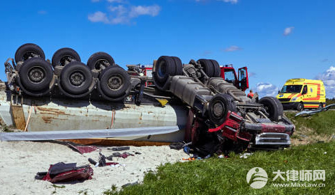 摩托艇与快艇相撞两人身亡责任如何划分？