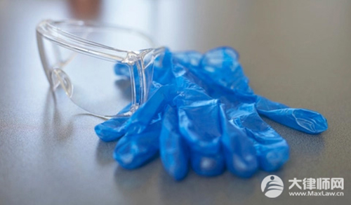 大二医学生飞机上救人被质疑无执业资格,法律是如何规定的？