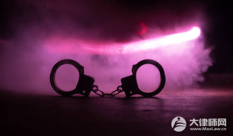 奔驰女司机冒用丈夫执法证如何处理,二级消防士是什么等级？