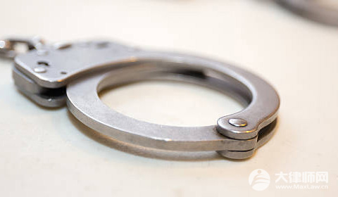 游客坐栏杆不慎后仰坠崖身亡,景区需要承担责任吗？