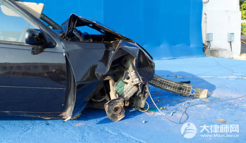 奔驰车女司机逆行逼停摩托还用脚踹会怎么处罚？