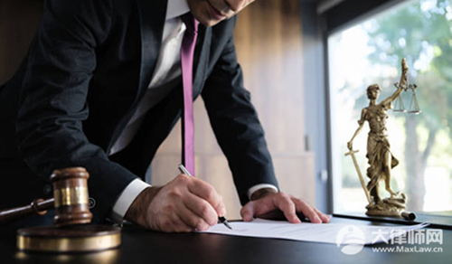 楼上泼水违法吗?