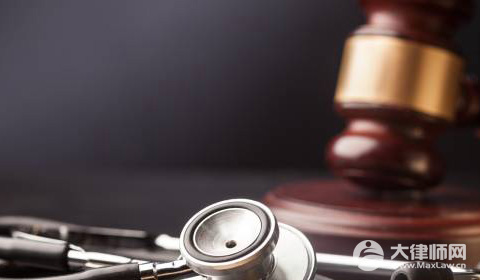 女子跳河自杀男友怕担责不报警,不施救他人导致死亡犯法吗?