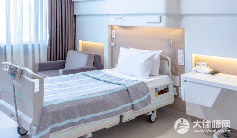 合肥4岁女童玩旋转木马时手被卡骨折,责任该如何划分？