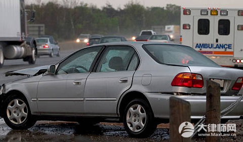 小车插队致公交车急刹,乘客流产且嗅觉丧失会怎么赔偿？