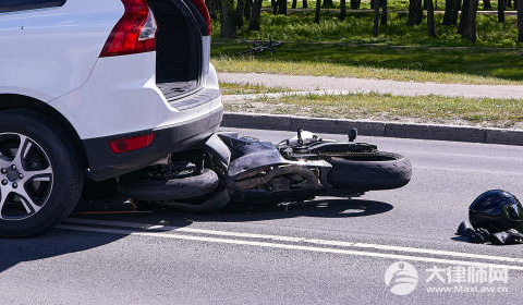 深圳市民吐槽电动自行车滥用远光灯导致瞬间致盲,该如何处罚？