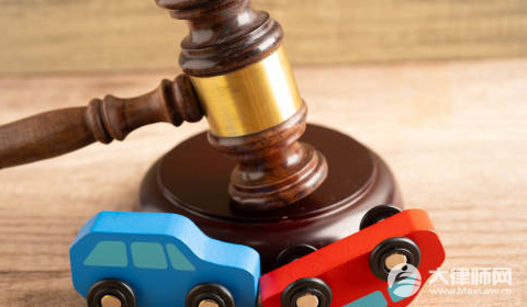 高速上有人戴恐怖面具吓过路车辆,要负法律责任吗?