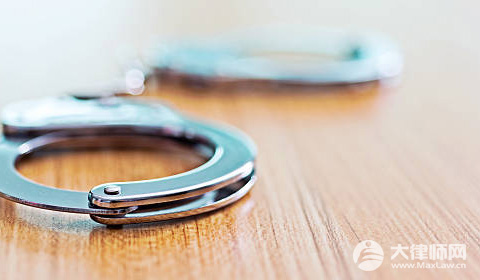 男子看小说学盗墓挖走20余件国宝会怎么判？