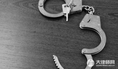 老板买400粒复方甘草片做卤料被刑拘,该行为构成什么罪名？