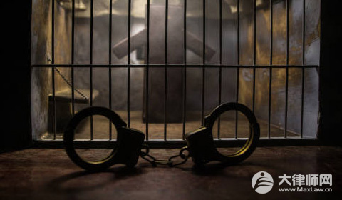 40岁男子因情感纠纷驾车撞人碾压致两死一伤,是否构成故意杀人罪？