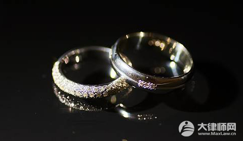 00后情侣结婚同居后女方拒领证,男方起诉返还彩礼会怎么判？