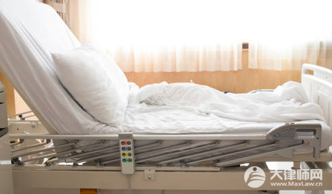 景区蹦极绳疑断开游客从40米高空坠落,水里有血迹需要承担什么责任？