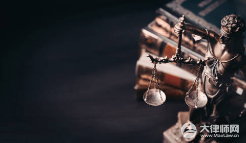 73岁老人用铁锨打死妻子被判无期的法律依据是什么？