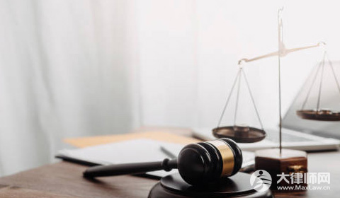 女子因酒店早餐不让外带捏毁20颗蛋,需要承担什么责任？