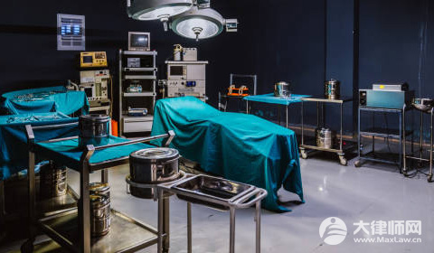 厦门暴雨积水一男子触电身亡,谁需要承担赔偿责任？