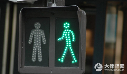 已满18岁没有驾照骑电动车违法吗?